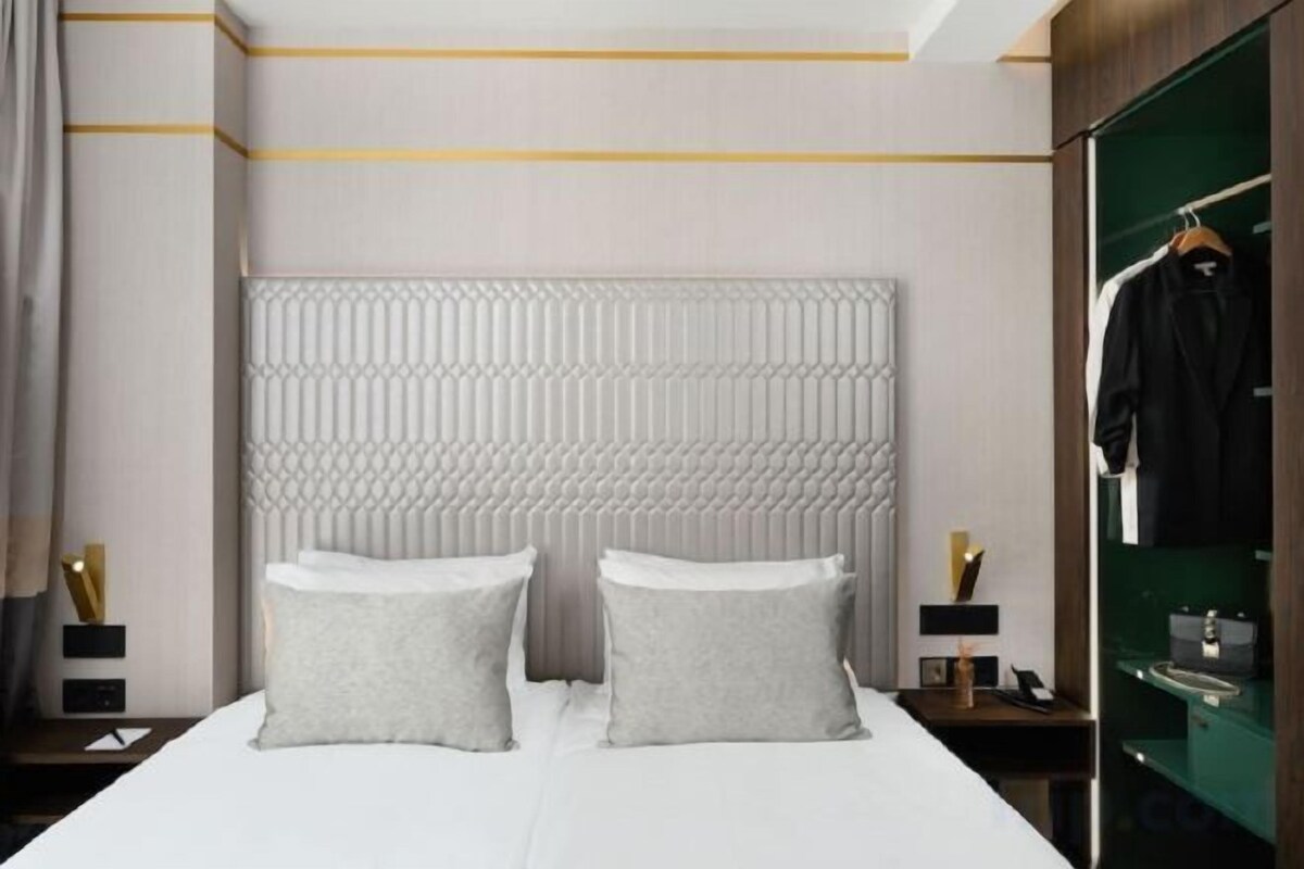 Hypo-allergenic bedding, minibar, in-room safe, laptop workspace