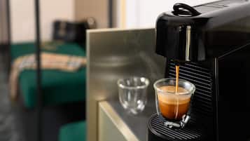 Máquina de café servindo café em uma xícara.