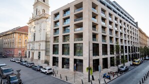 Un edificio moderno con una torre de estilo clásico, que presenta una combinación de arquitectura histórica y contemporánea.