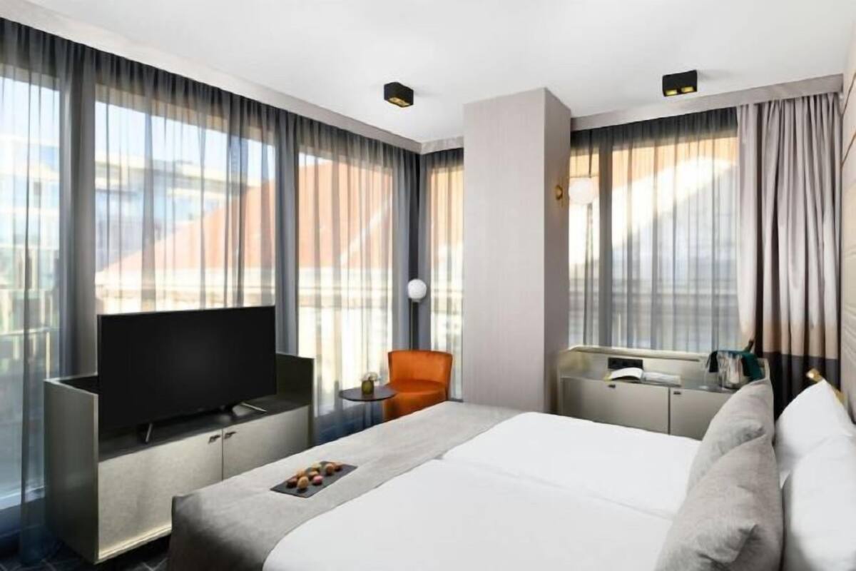 Hypo-allergenic bedding, minibar, in-room safe, laptop workspace