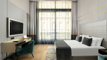 Emerald Suite | Hypo-allergenic bedding, minibar, in-room safe, laptop workspace