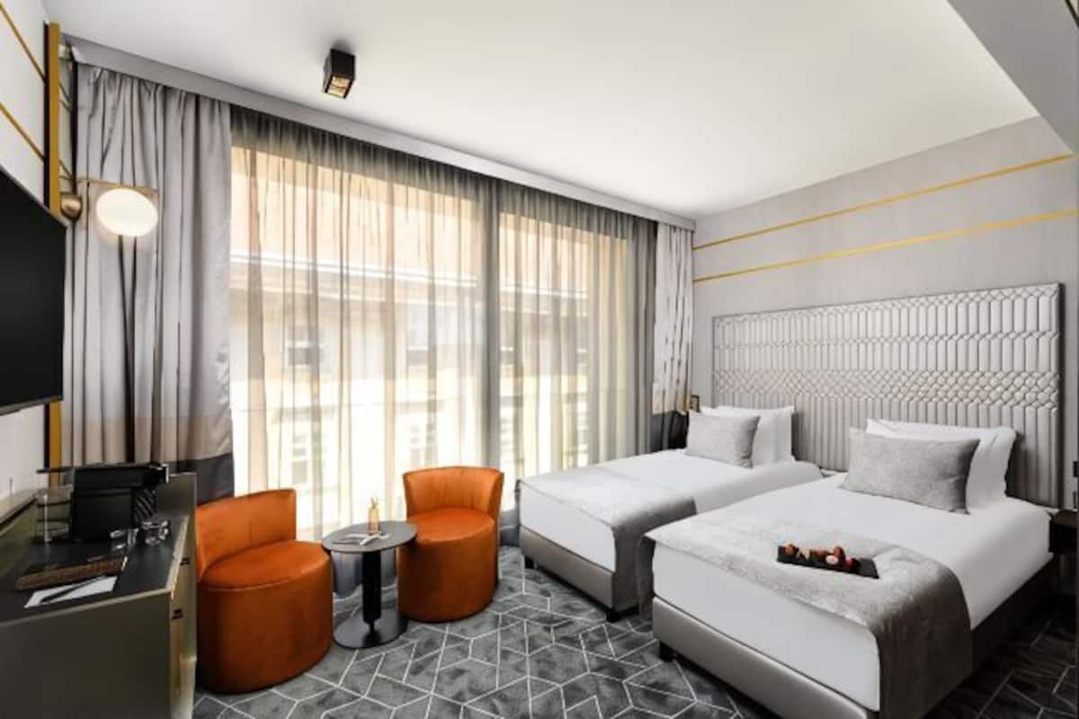 Hypo-allergenic bedding, minibar, in-room safe, laptop workspace
