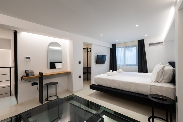 Premium Suite | Egyptian cotton sheets, premium bedding, in-room safe, blackout drapes - The Fountain Athens (Athens)