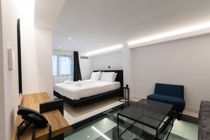 Egyptian cotton sheets, premium bedding, in-room safe, blackout curtains - The Fountain Athens (Athens)