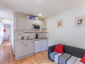 Fridge, stovetop, dishwasher, coffee/tea maker