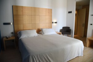 Cubrecamas, minibar, caja de seguridad en la habitación y escritorio 