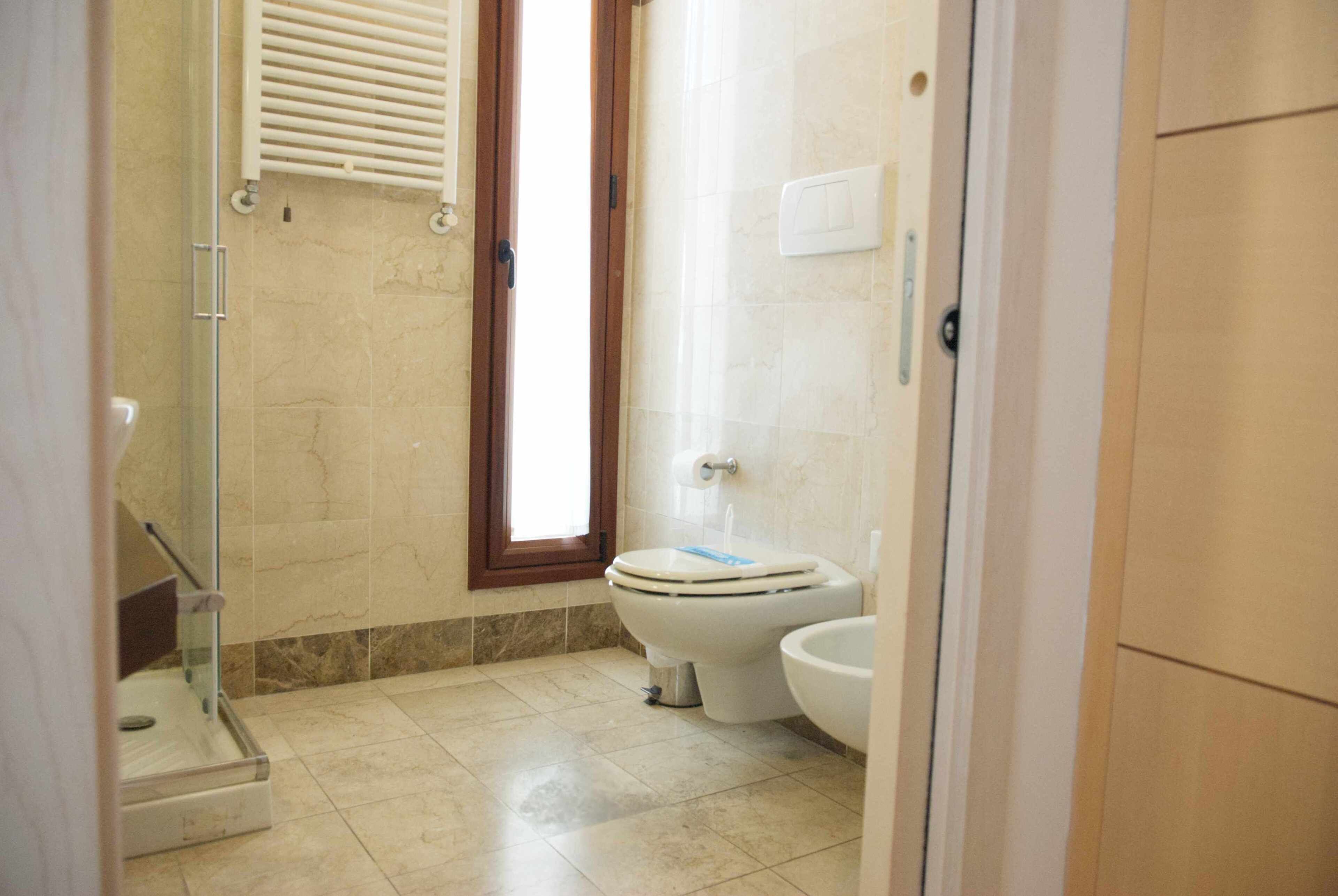 traditional triple room | bathroom | hair dryer, bidet, towels