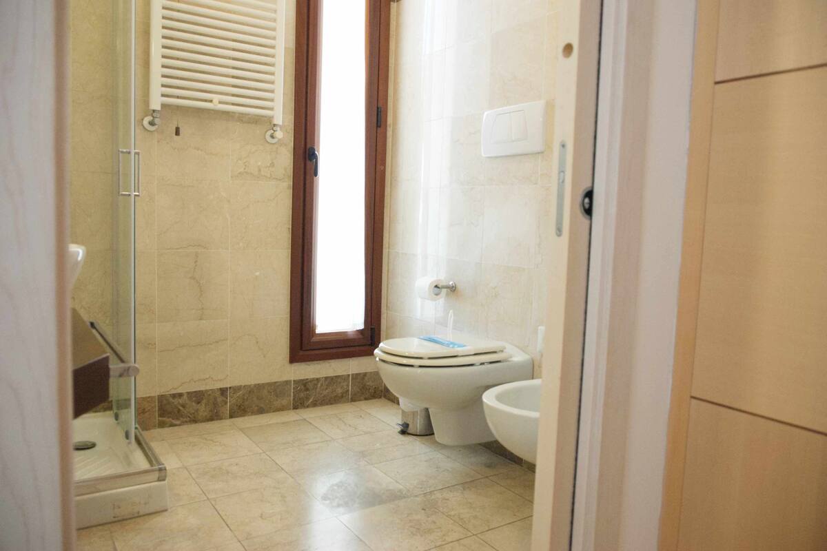 traditional triple room | bathroom | hair dryer, bidet, towels