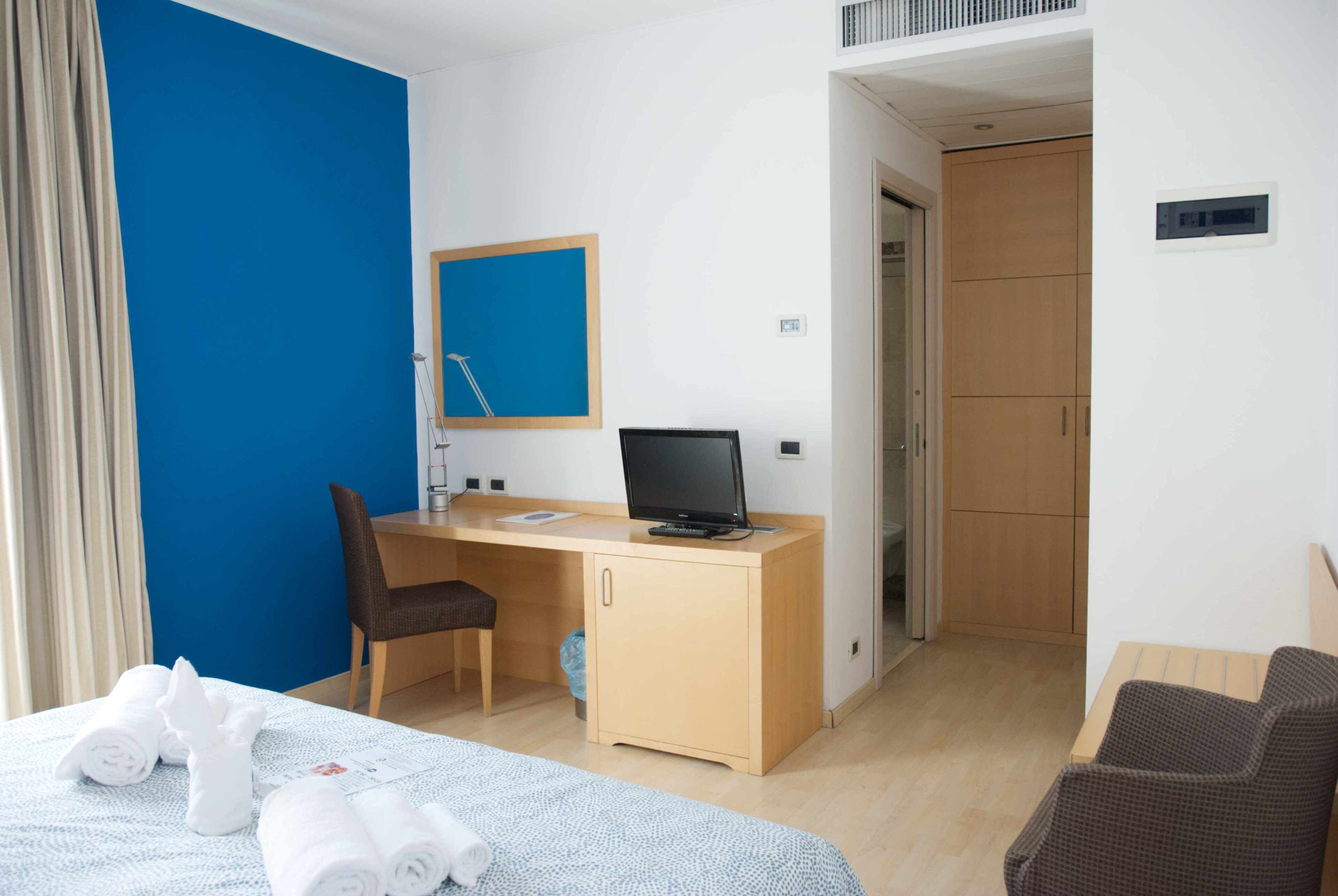 executive double room | down duvets, minibar, in-room safe, desk