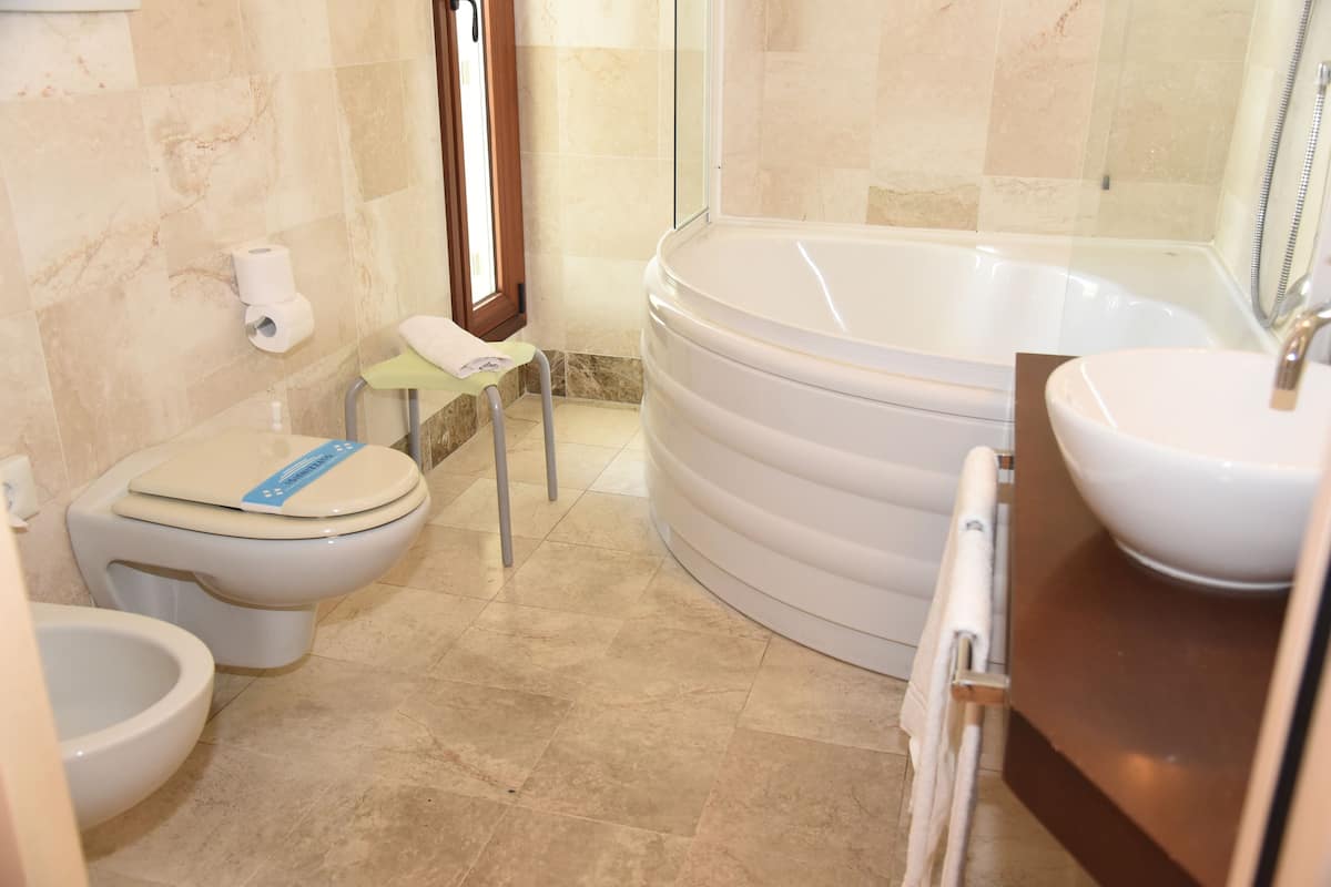 executive double room | bathroom | hair dryer, bidet, towels