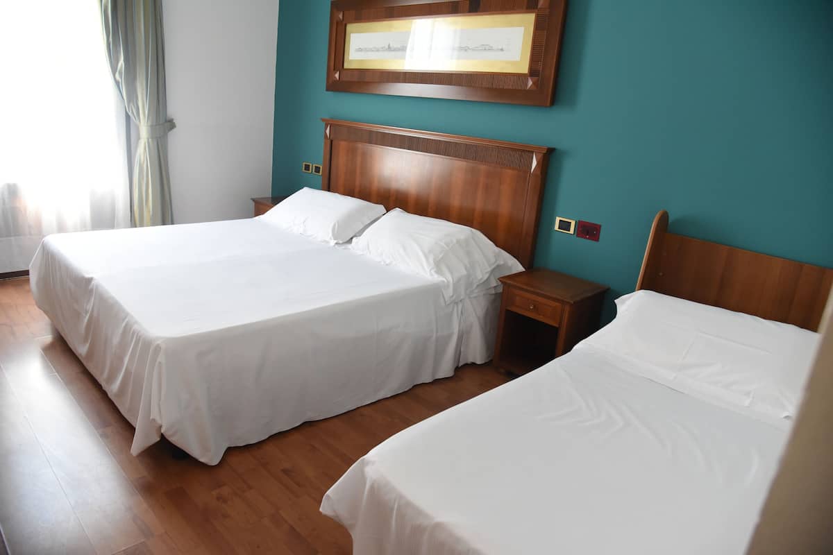 Traditional-Dreibettzimmer | Daunenbettdecken, Minibar, Zimmersafe, Schreibtisch