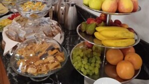 A buffet with various food items including fruits, pastries, and bread. - Hotel Duca d'Aosta (Mogliano Veneto)