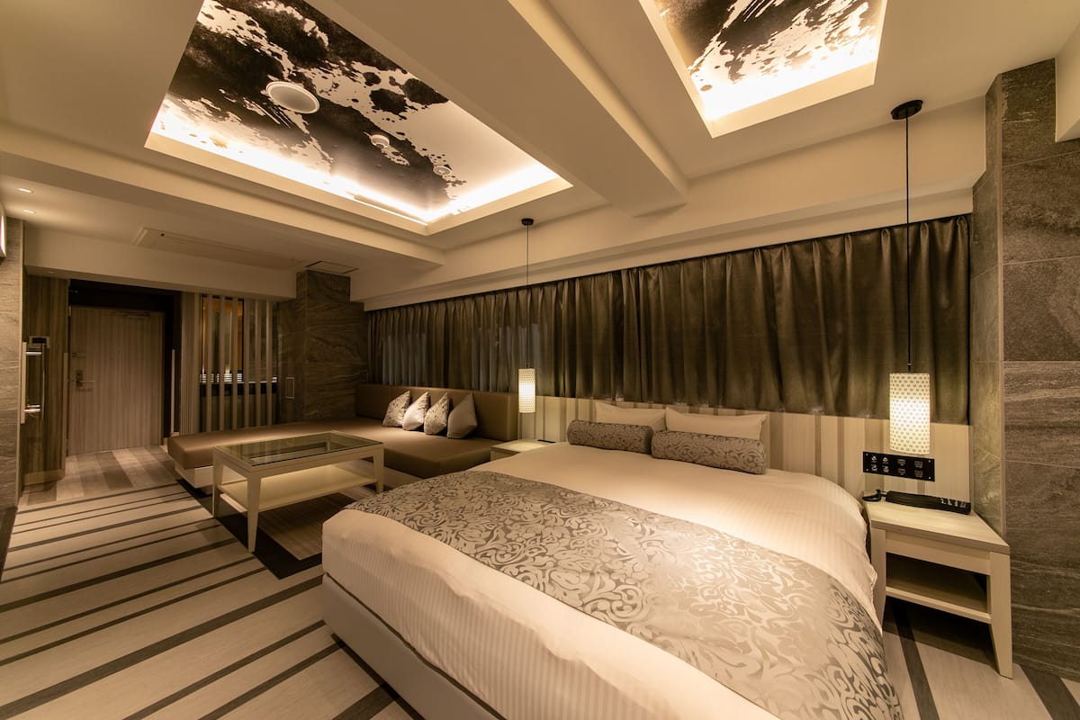 Luxury Double Room, 1 King Bed, Refrigerator & Microwave | Free WiFi, bed sheets