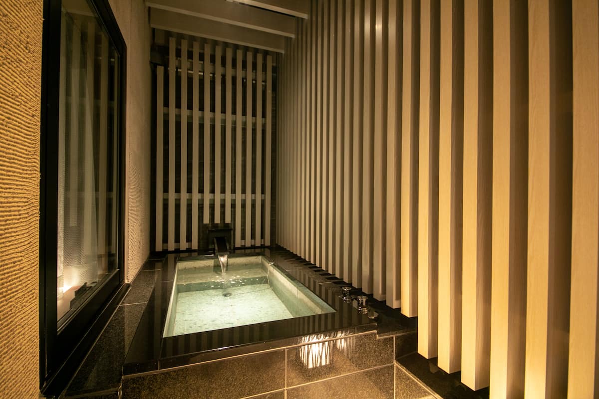 Romantic Double Room, 1 King Bed, Refrigerator & Microwave | Bathroom | Combined shower/tub, free toiletries, hair dryer, bathrobes