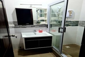 Shower, towels, soap, toilet paper -  EXCELLENT 3Bed, 3Bath Aprt @Adenta.Wifi, Netlix (Royal Oak)