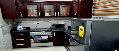 Réfrigérateur, micro-ondes, four, bouilloire électrique