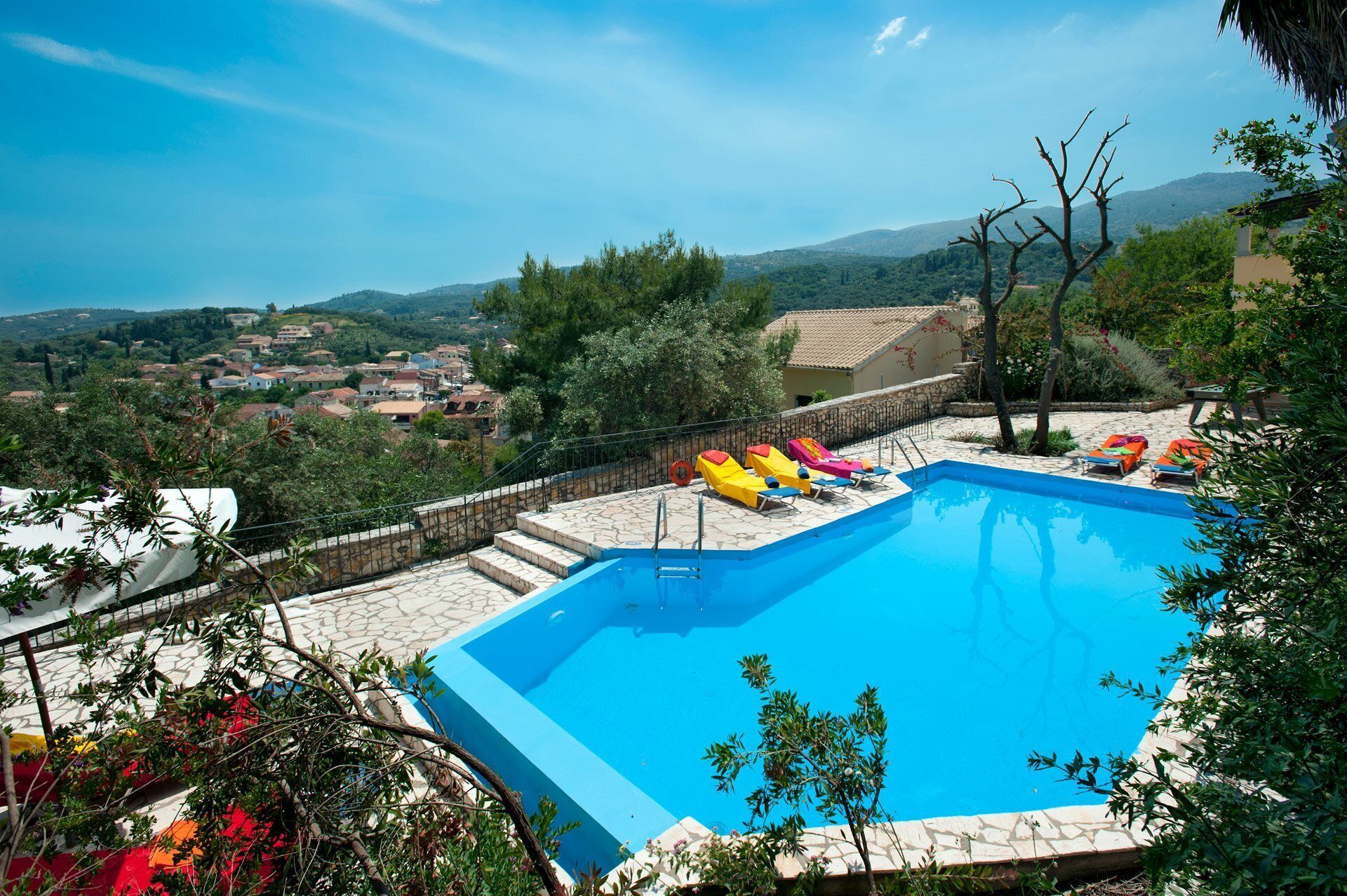 Hồ bơi ngoài trời phục vụ theo mùa 