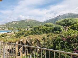 Property grounds - 2-room apartment in Lumio with terrace and parking, 100m from the beach (Lumio)