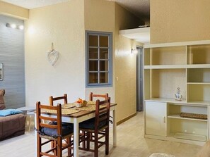 Dining - 2-room apartment in Lumio with terrace and parking, 100m from the beach (Lumio)