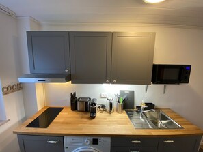 Réfrigérateur, micro-ondes, plaque de cuisson, cafetière/bouilloire
