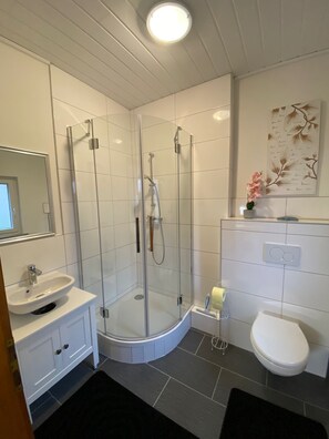 Dusj, hårføner, såpe og toalettpapir