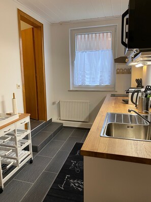 Réfrigérateur, micro-ondes, plaque de cuisson, cafetière/bouilloire