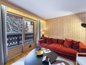 Televisión y chimenea 