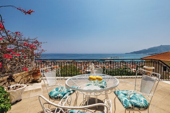 Comfort Villa | Terrace/patio