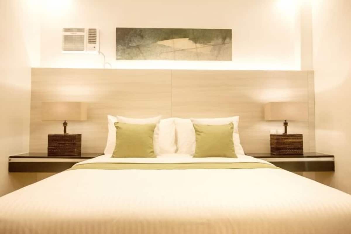 1 kamar tidur, brankas, meja kerja, dan Wi-Fi gratis