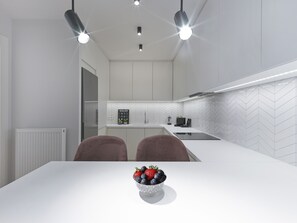 Fridge, oven, stovetop, dishwasher