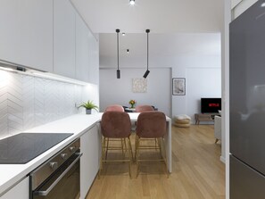 Fridge, oven, dishwasher, coffee/tea maker