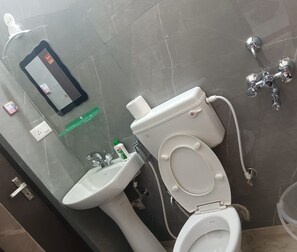 Shower, rainfall showerhead, free toiletries, bathrobes