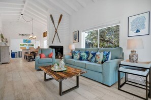 Smart TV, caminetto, impianto stereo