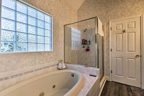 Articles de toilette gratuits, sèche-cheveux, serviettes fournies