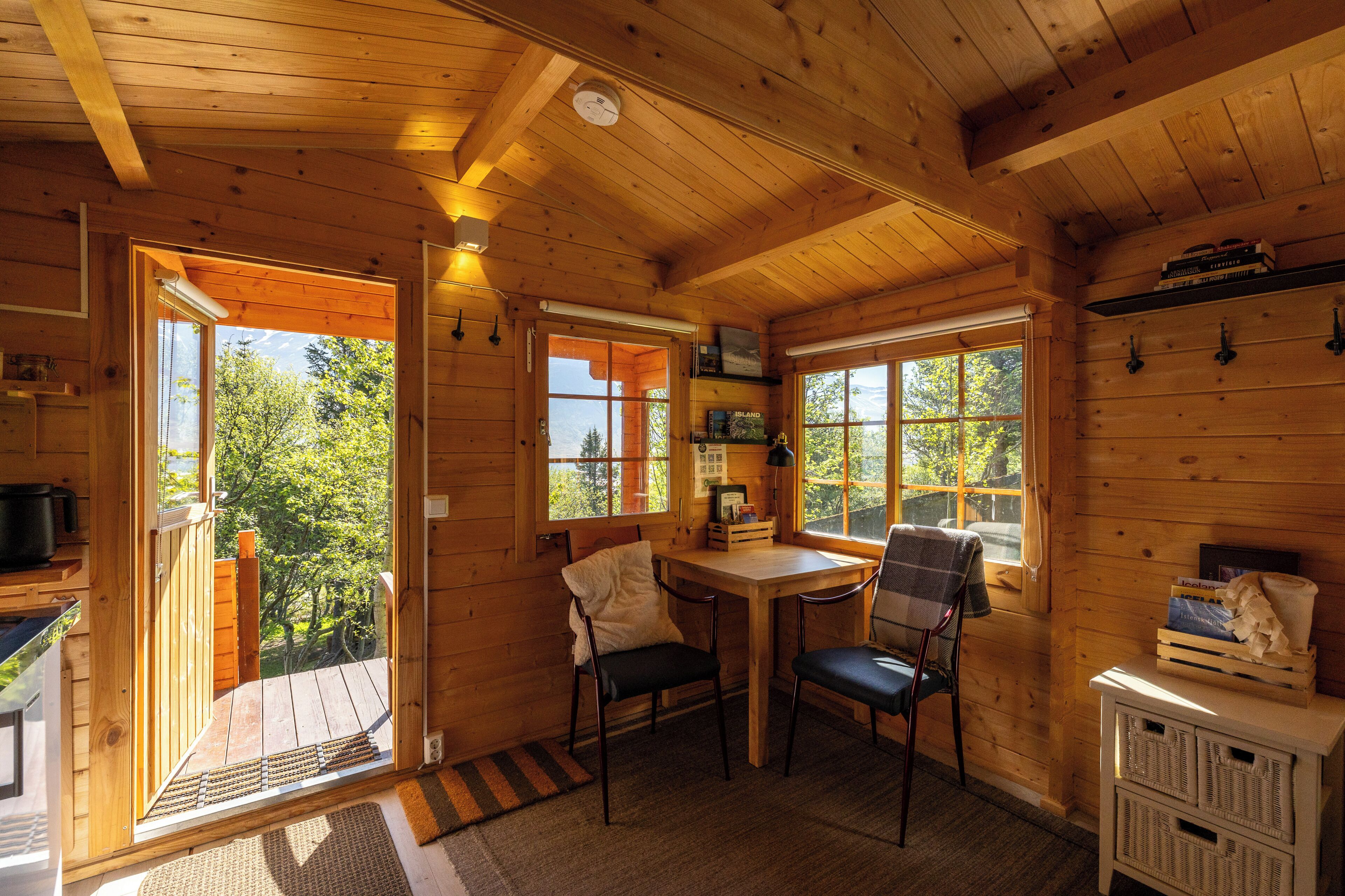 Private Cottage, 1 King Bed, Hot Tub, Mountain View | Ruokailu omassa huoneessa