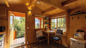 Private Cottage, 1 King Bed, Hot Tub, Mountain View | Ruokailu omassa huoneessa