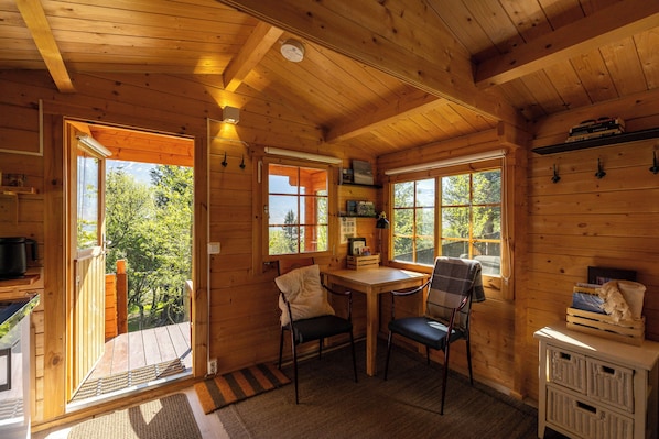 Private Cottage, 1 King Bed, Hot Tub, Mountain View | Servicio a la habitación