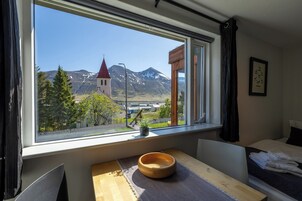 Single/Twin Room, Kitchenette, Shared Bathroom, Mountain View | Egyptian cotton sheets, premium bedding, pillowtop beds