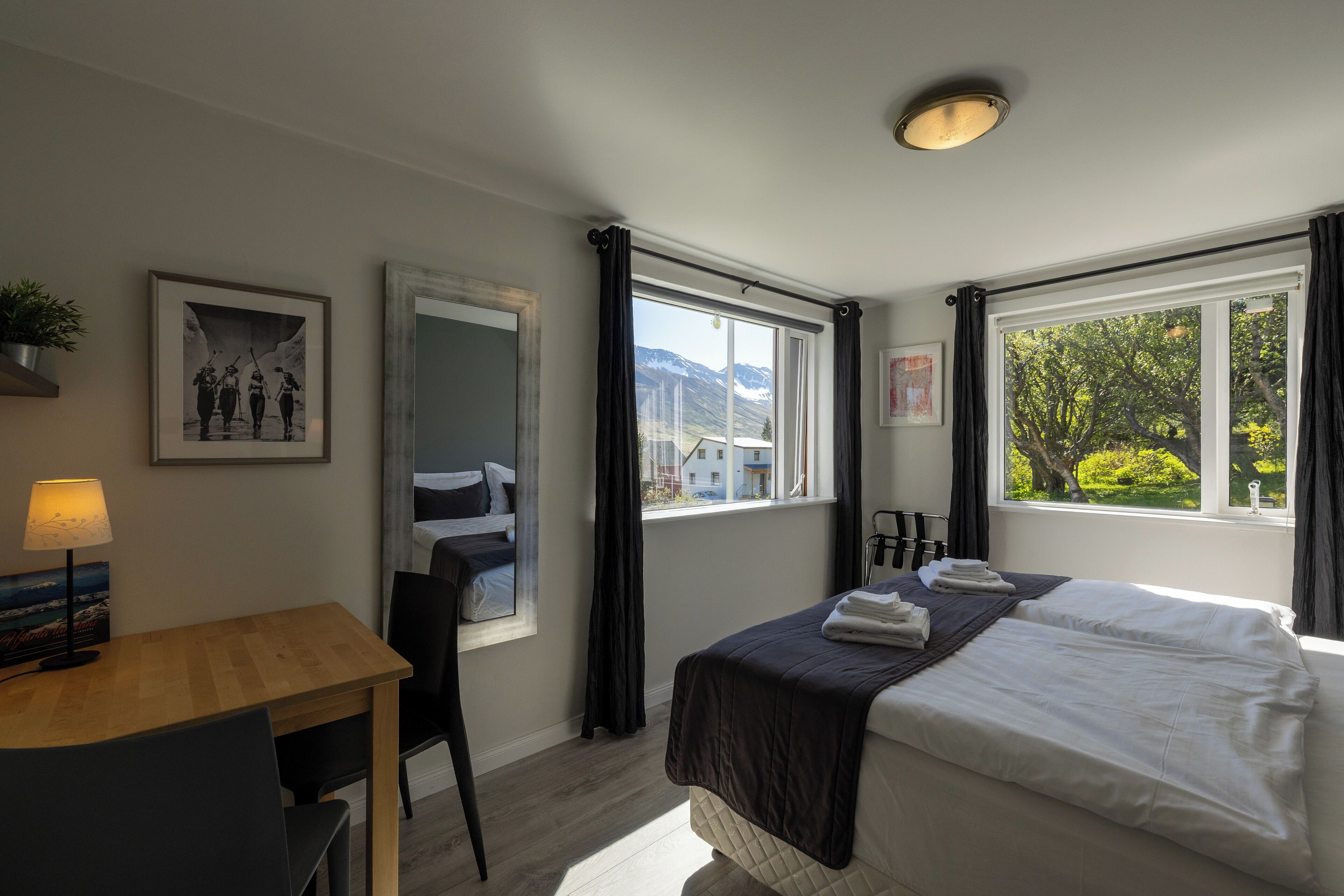 Double Room, 1 King Bed, Kitchenette, Shared Bathroom, Mountain View | Draps en coton égyptien, literie de qualité supérieure, surmatelas