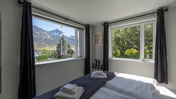 Double Room, 1 King Bed, Kitchenette, Shared Bathroom, Mountain View | ์ด์งํธ์ฐ ๋ฉด ์ํธ, ๊ณ ๊ธ ์นจ๊ตฌ, ํ๋ก์ฐํ ์นจ๋, ๊ฐ๊ฐ ๋ค๋ฅธ ์คํ์ผ์ ์ธํ
๋ฆฌ์ด