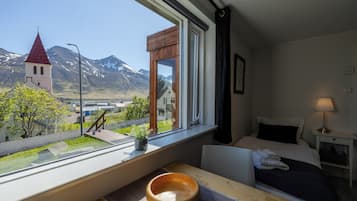 Single/Twin Room, Kitchenette, Shared Bathroom, Mountain View | 1 間臥室、埃及棉床單、高級寢具、舒適加層