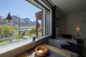 Single/Twin Room, Kitchenette, Shared Bathroom, Mountain View | 1 bedroom, Egyptian cotton sheets, premium bedding, pillowtop beds