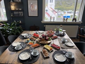 Se ofrece un desayuno bufé todos los días (por un coste adicional)
