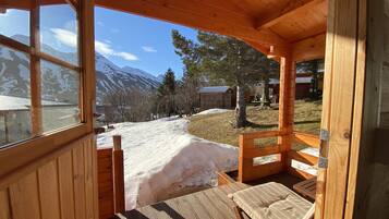 Private Cottage, 1 King Bed, Hot Tub, Mountain View | Vue depuis le balcon
