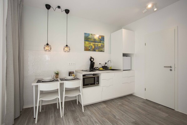 Réfrigérateur, micro-ondes, plaque de cuisson, cafetière/bouilloire