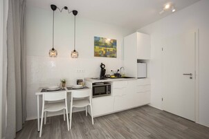 Refrigerador, microondas, placa de cocina, cafetera/tetera