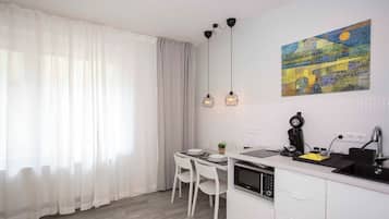 Réfrigérateur, micro-ondes, plaque de cuisson, cafetiÚre/bouilloire