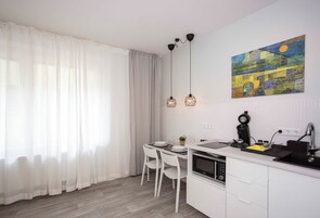 Refrigerador, microondas, placa de cocina, cafetera/tetera