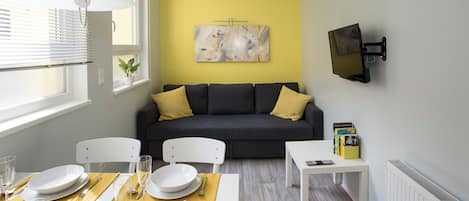Economy studio | Woonruimte | Een flatscreentelevisie