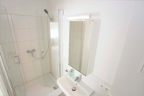 تجهيزات دش، مجففات شعر، مناشف، صابون